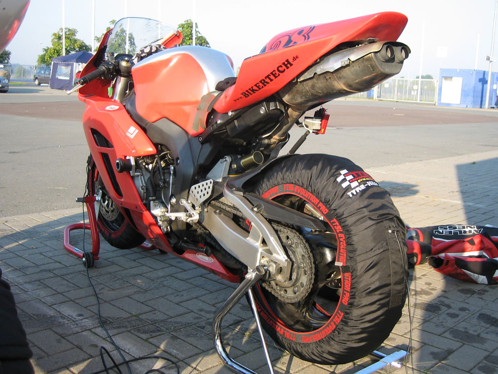 Schliessen von BIKERTECH-Racing-Team_Olli-Schlichte.jpg